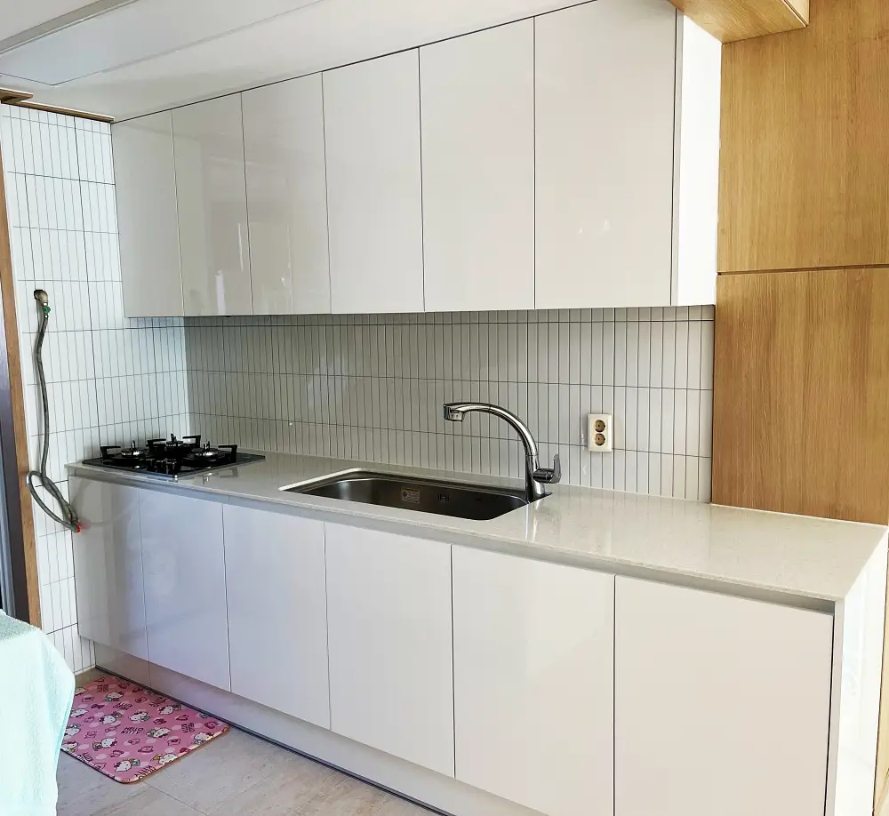 Read more about the article 화이트 유광 일자형 싱크대 시공 (남양주)