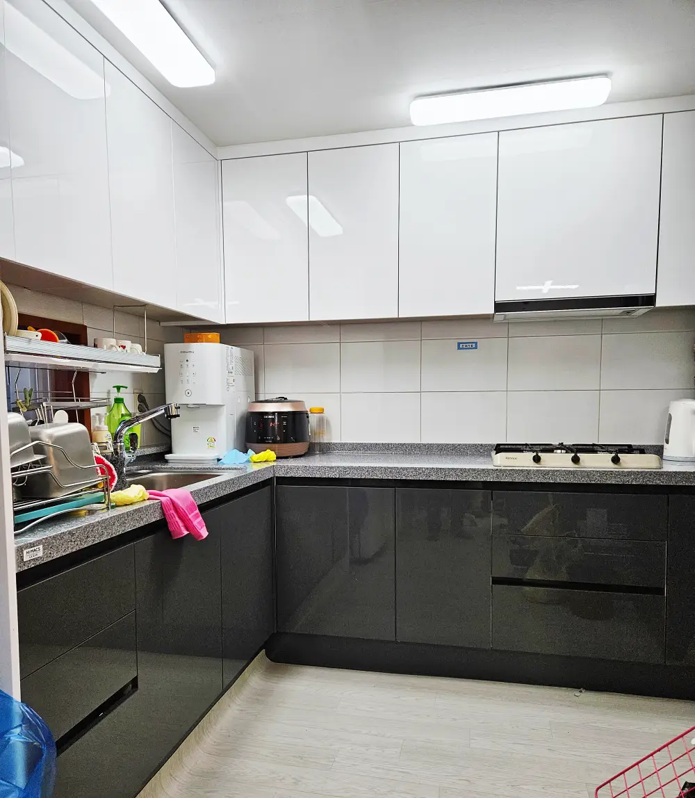 Read more about the article 유광 투톤 어린이집 싱크대 시공 (호평)