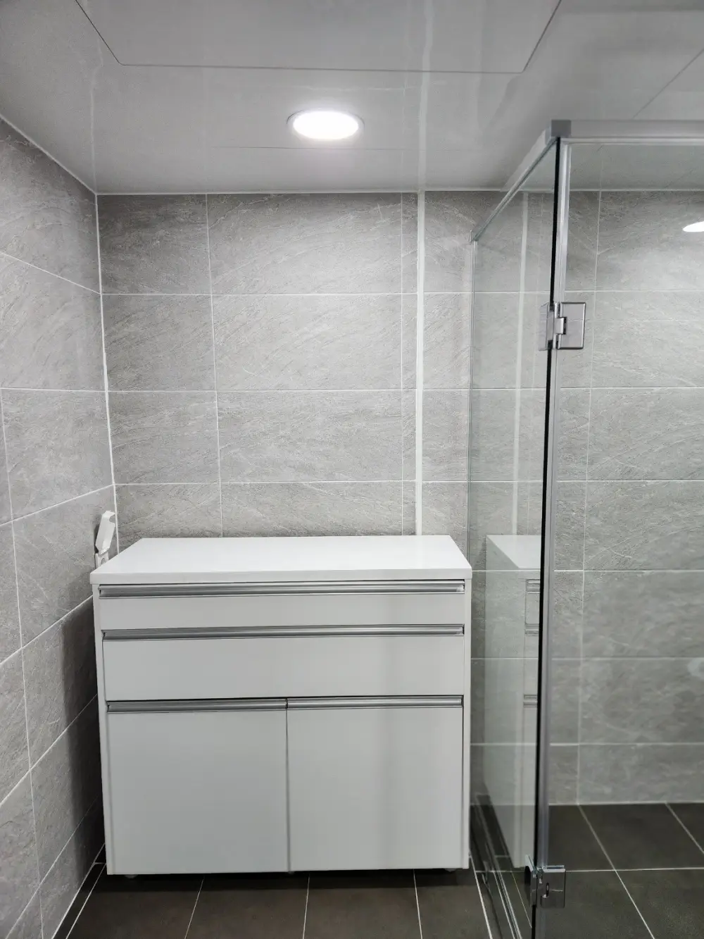 화장실 수납장 시공 완료