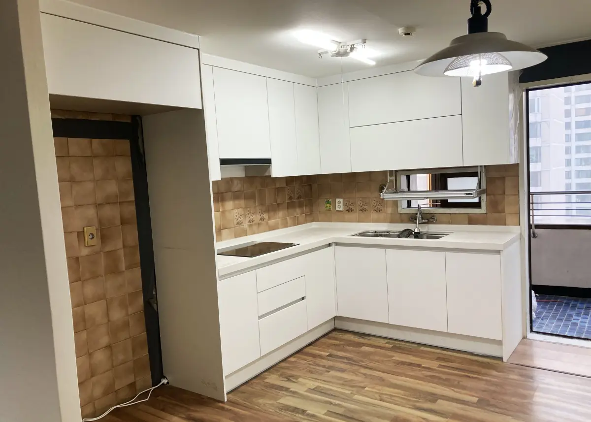 Read more about the article 크림화이트 무광 ㄱ자 싱크대 시공 (논현)