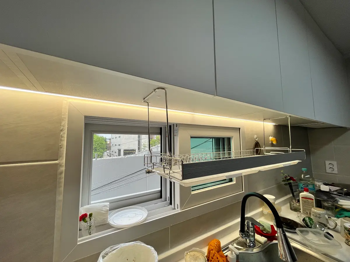 싱크대 상부장 하단 간접조명 및 창가 식기건조대