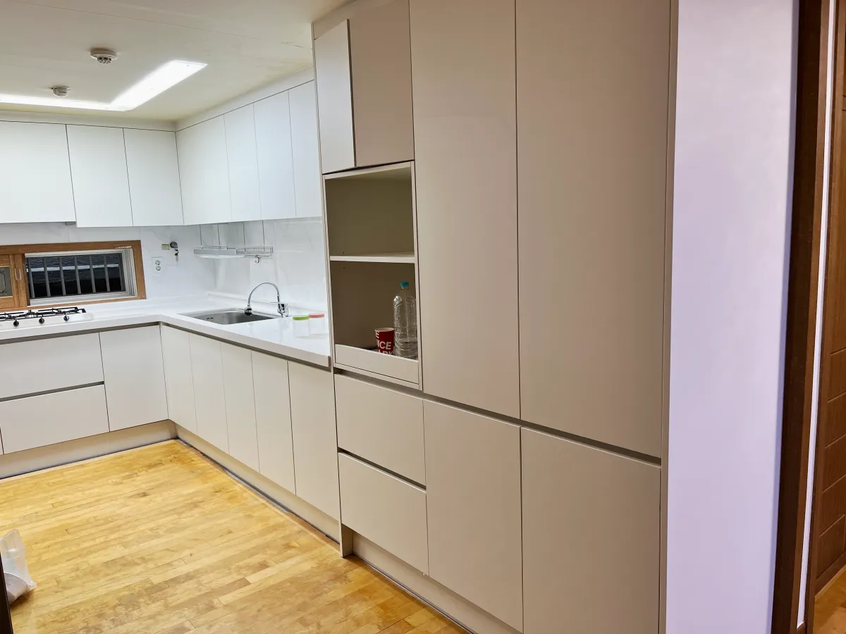 은평구 주방 전체 완성 — 싱크대와 키큰장