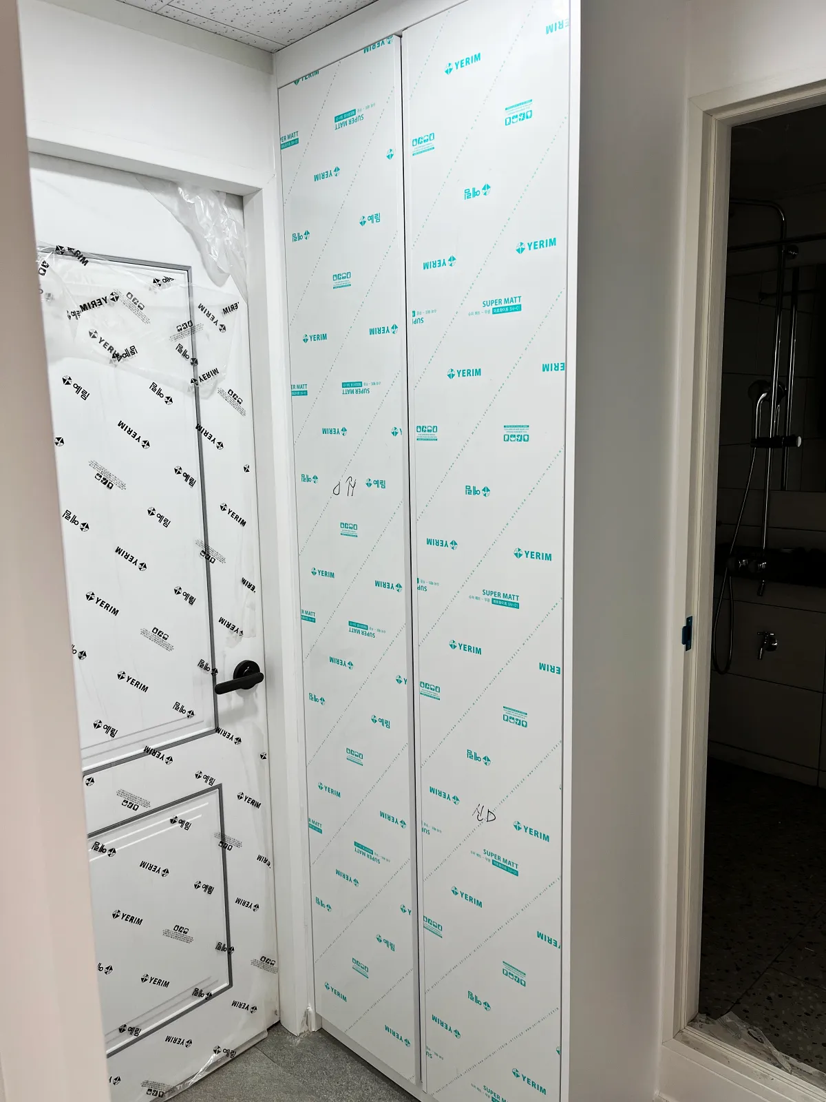 성동구 학원 신발장 시공 중