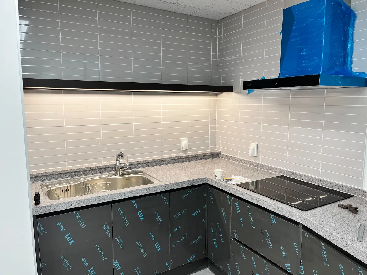 Read more about the article 학원 싱크대·키큰장·신발장 시공 (성동구)