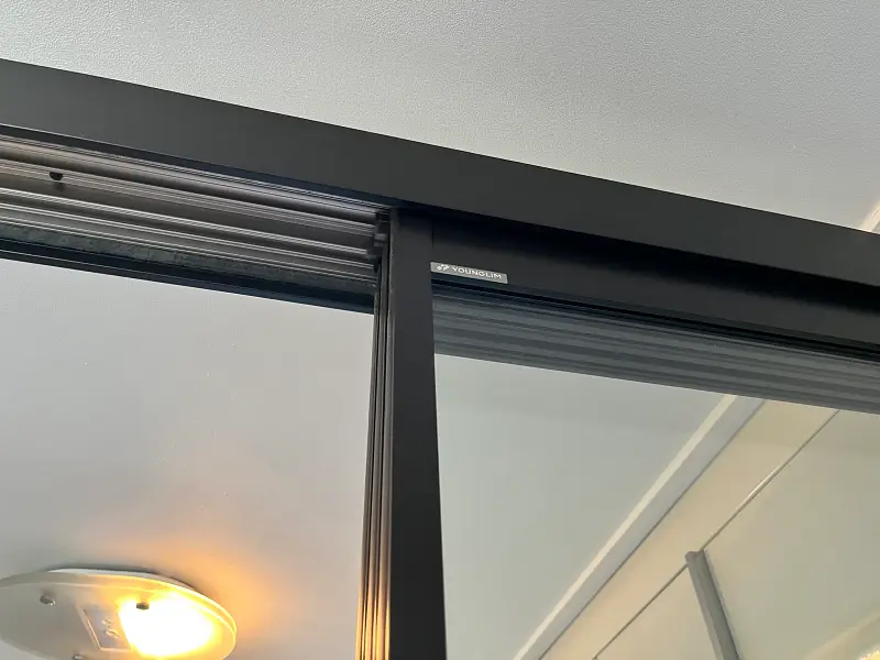 영림 초슬림 3연동 레일 상단 클로즈업