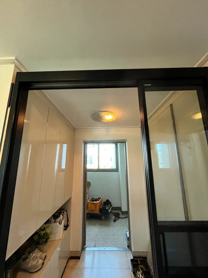 중문 안쪽에서 바라본 현관 전경