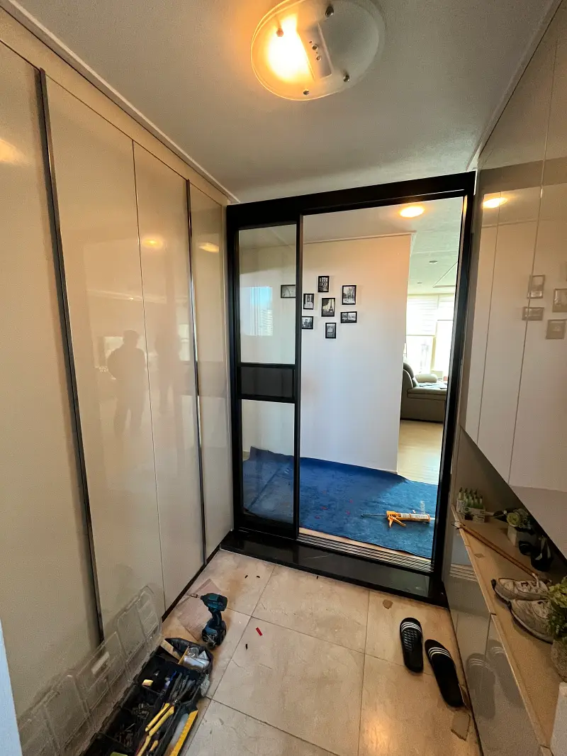 현관 내부에서 바라본 3연동 중문 전경