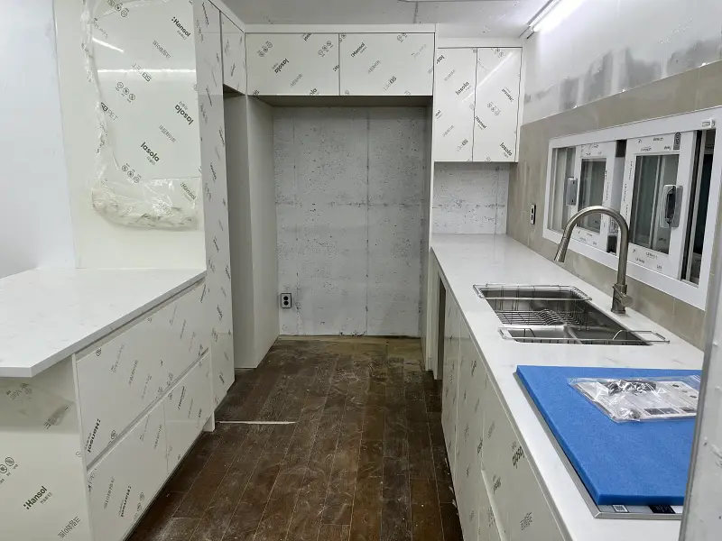 싱크대 측면 전경 - 상판과 하부장 라인