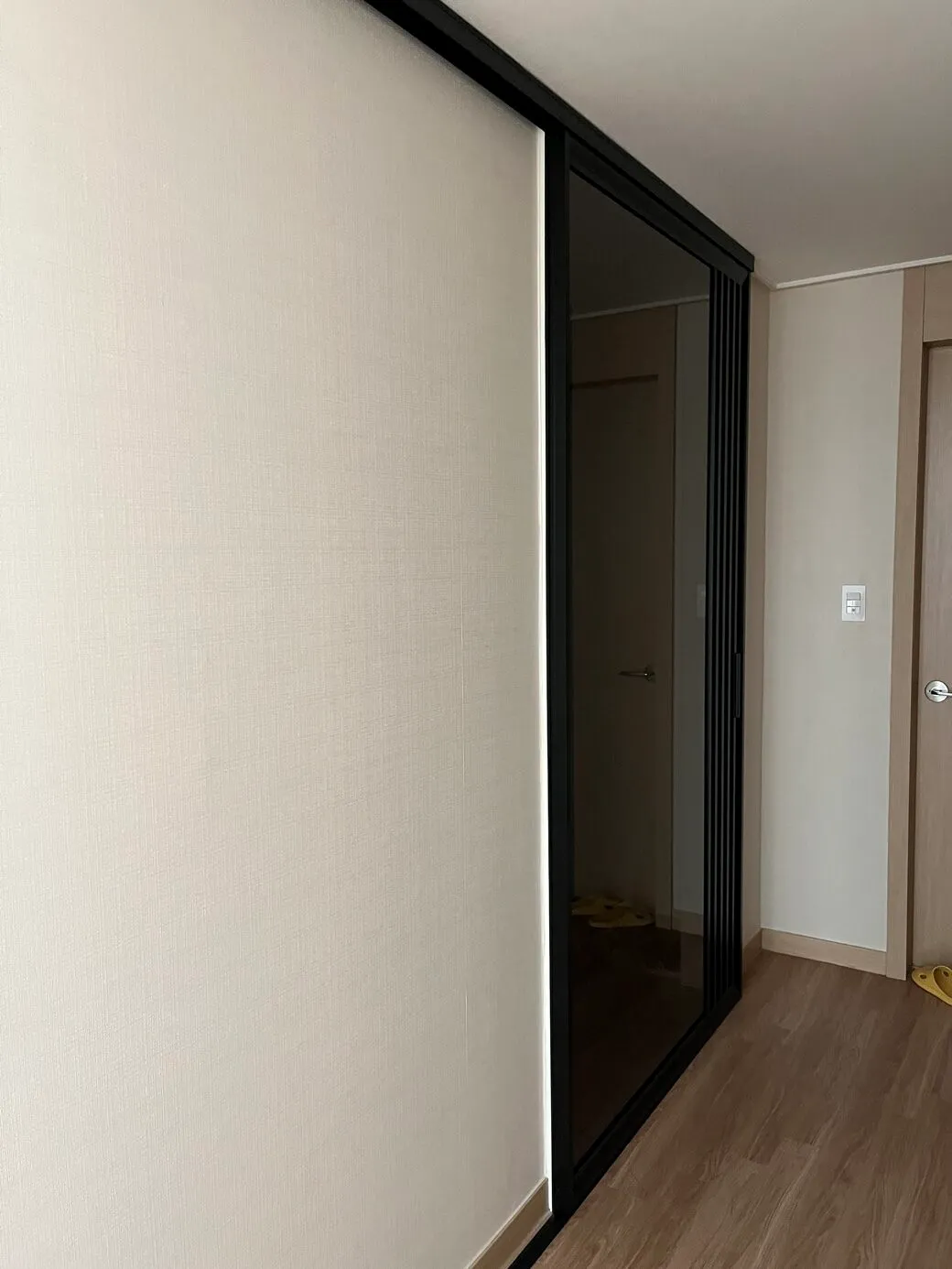 Read more about the article 영림 블랙 프레임 원슬라이딩 중문 시공 (중구)