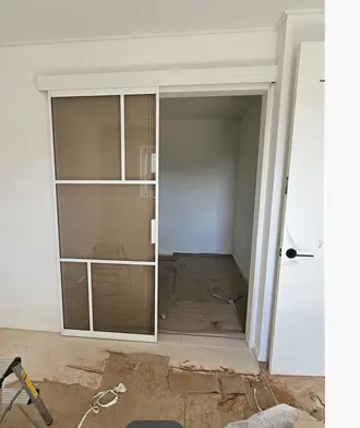 Read more about the article 영림 슬림슬라이딩 격자유리 중문 시공 (강북구)