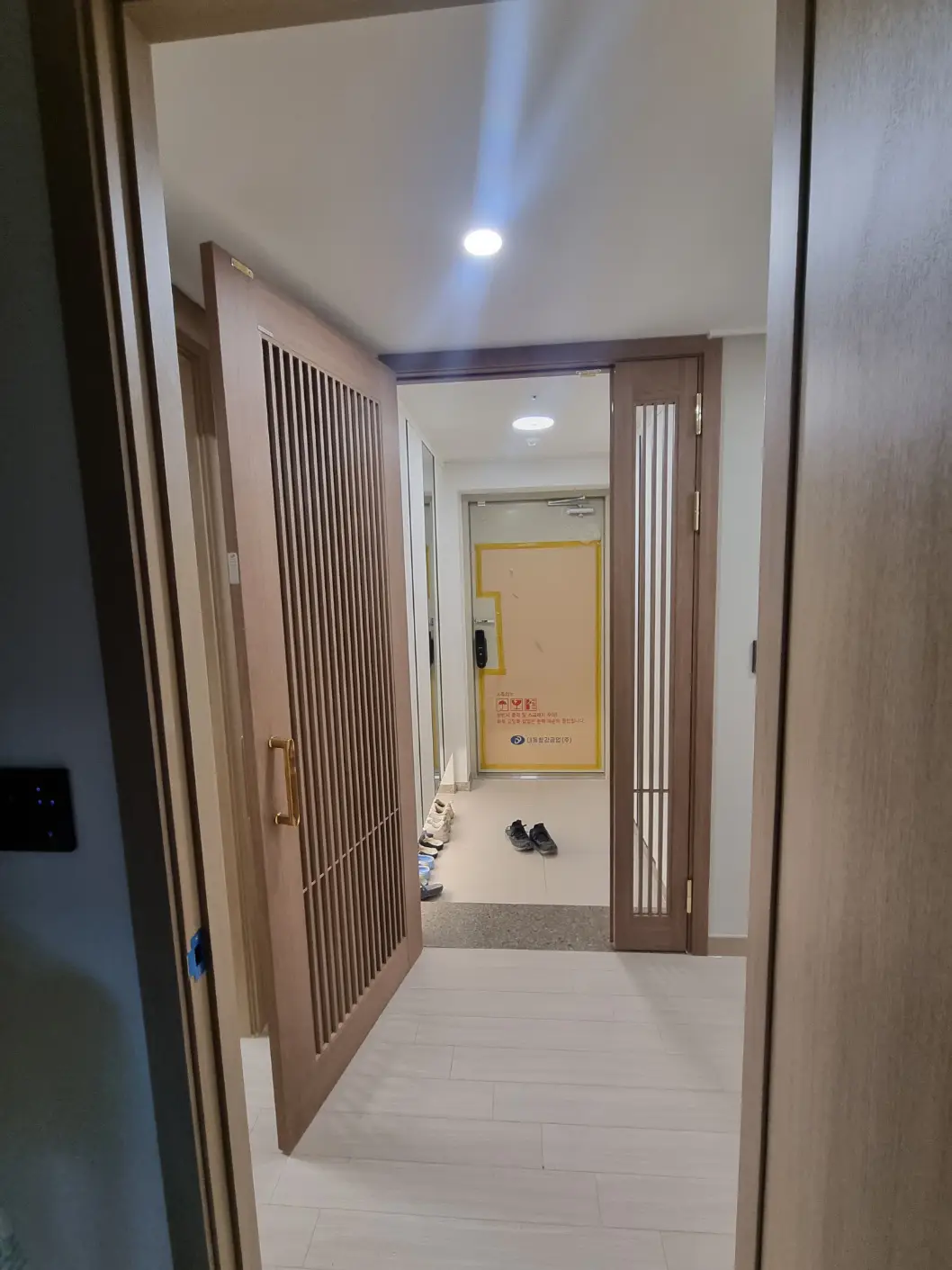 Read more about the article 영림 우드 간살 중문 시공 (관악구)