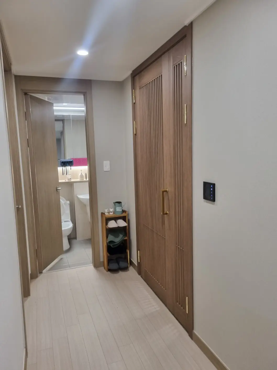 간살 중문 닫힌 모습 - 복도 측면