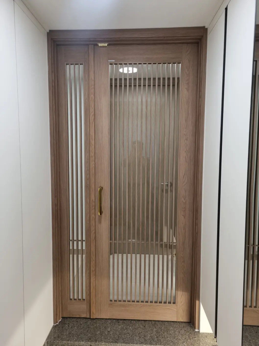 영림 간살 중문 정면 - 우드 톤 골드 핸들