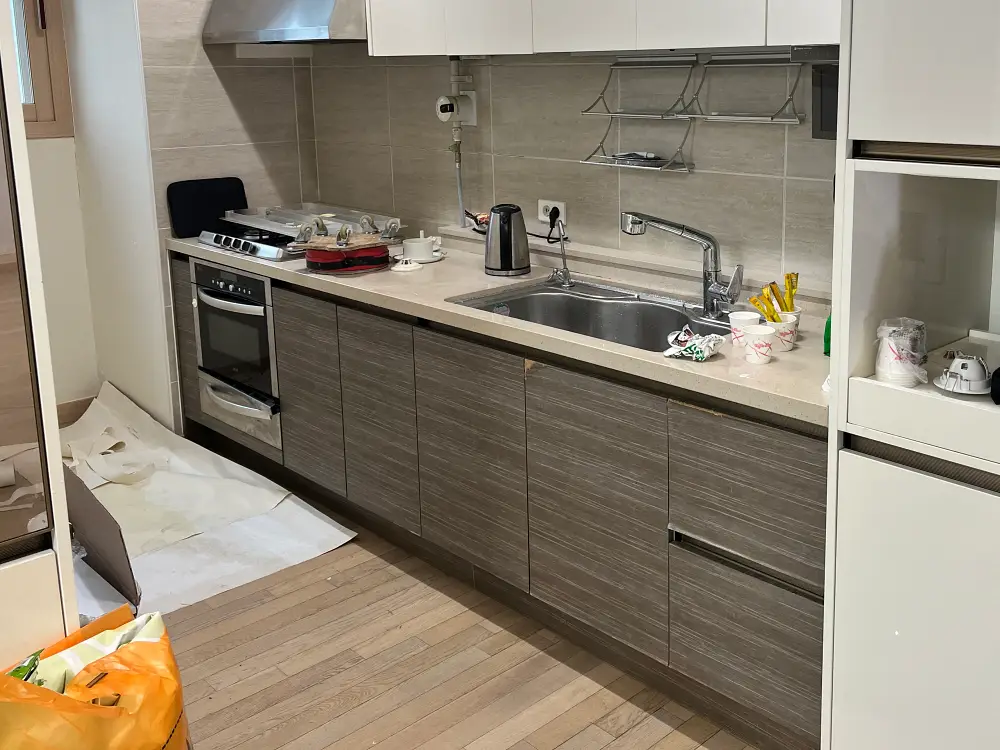 인천 주방 하부장 교체 전 - 다크 우드 문짝