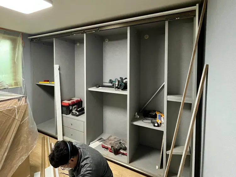 슬라이딩 붙박이장 내부 구조 시공 중