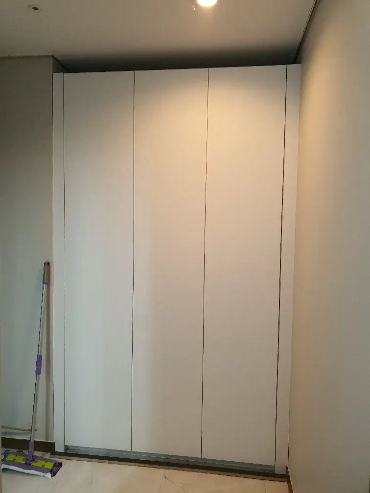 Read more about the article 화이트 무광 코너 붙박이장 시공 (구로구)