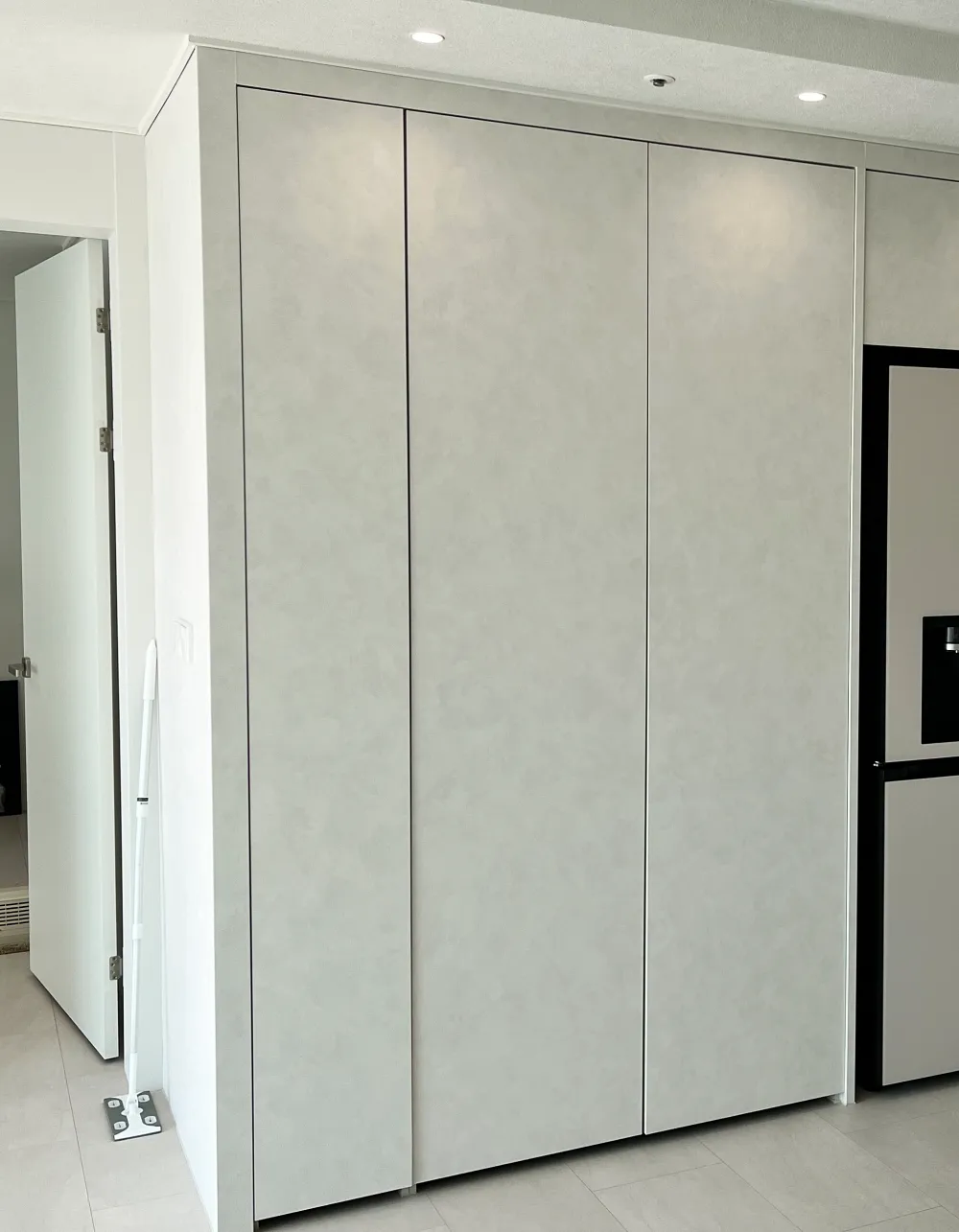 Read more about the article 포그그레이 펜트리·냉장고장 문짝시공 (인천)