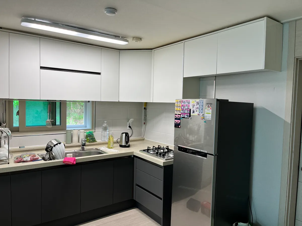 Read more about the article 크림화이트·다크그레이 무광 투톤 싱크대 문짝시공 (덕양구)