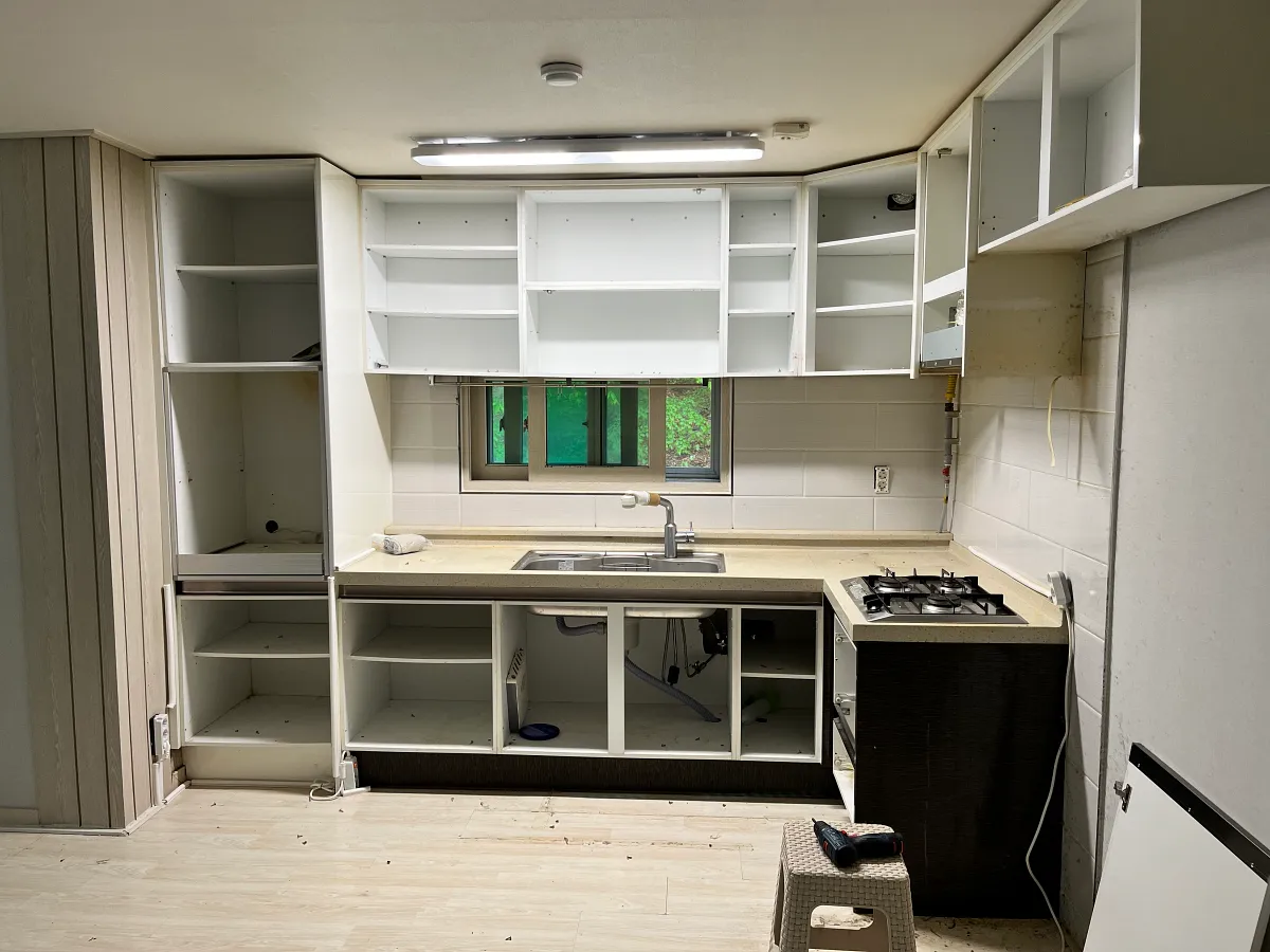 문짝 탈거 후 골조만 남은 모습