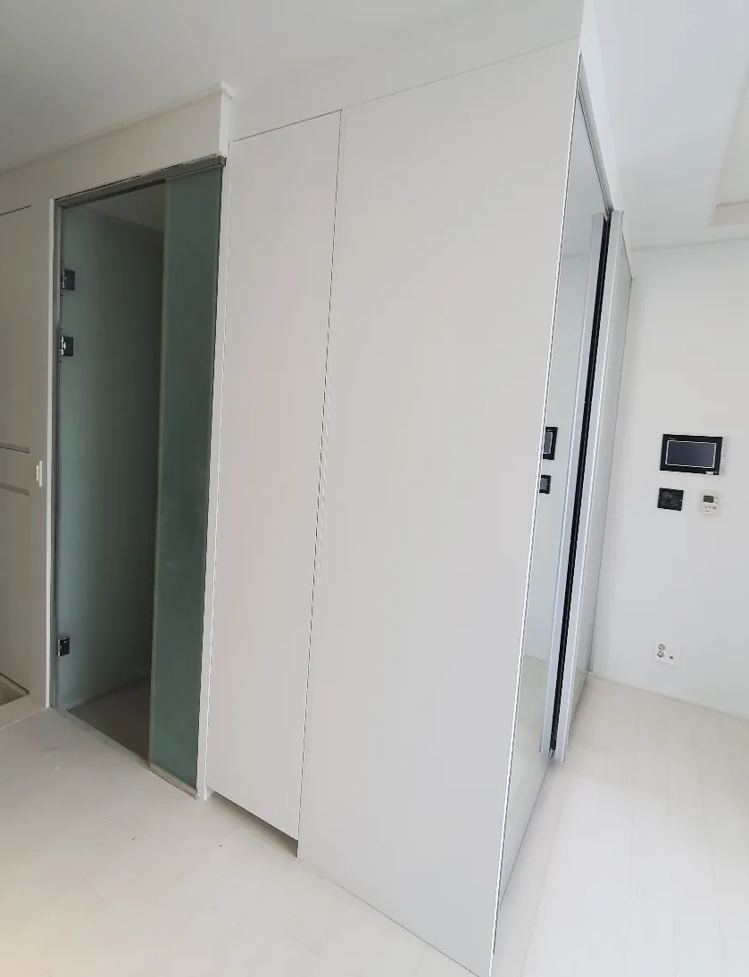 슬라이딩 열어 내부 확인 및 측면 여닫이장 모습