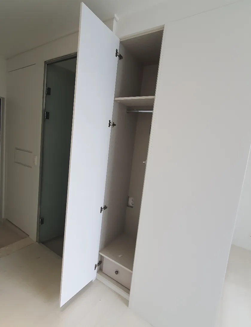 여닫이장 내부 - 행거봉과 선반 구성