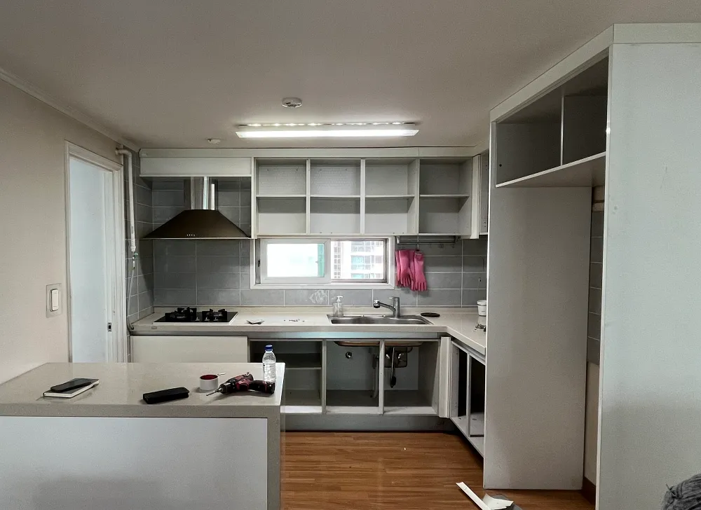 양천구 주방 문짝 교체 전 - 골조만 남은 모습