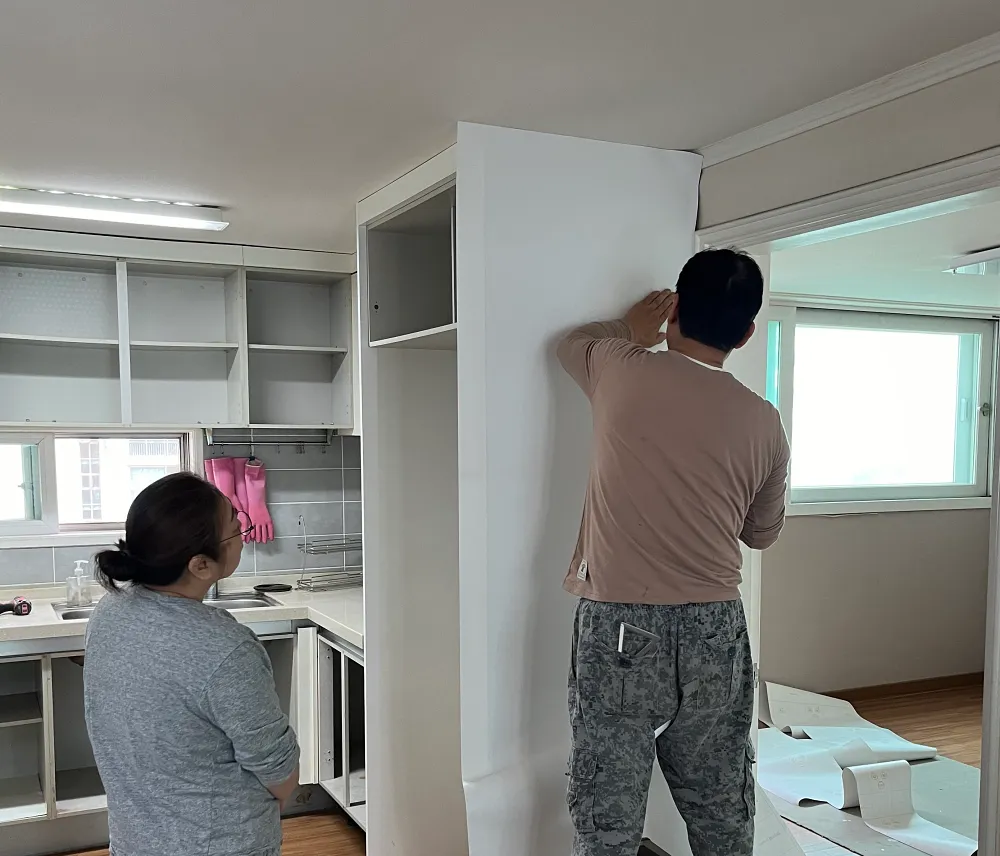 고객과 함께 현장 확인 중인 시공 초기 모습