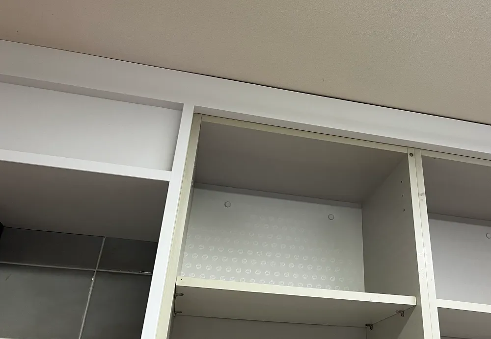 상부장 문짝 부착 시공 중 전경