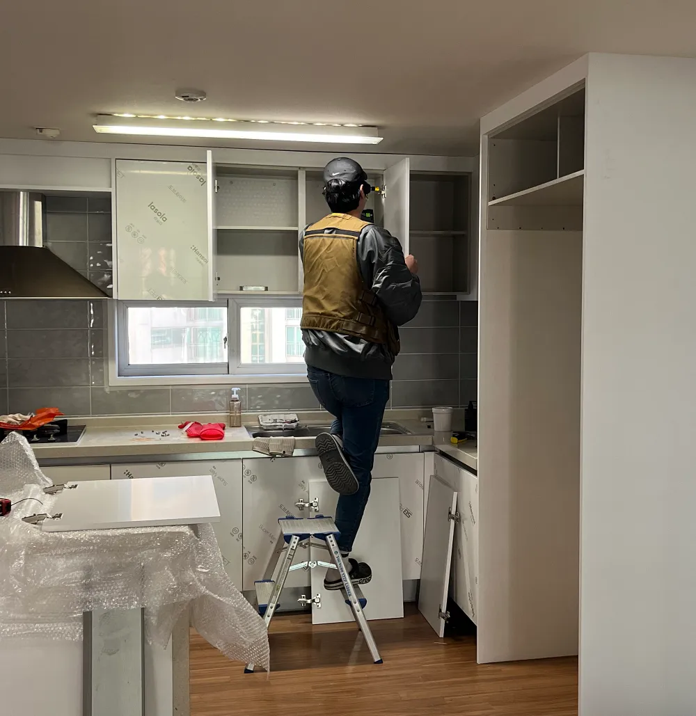 냉장고장 주변 시공 중