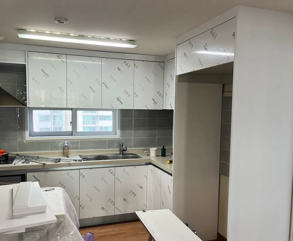 Read more about the article 도브화이트 무광 싱크대 문짝 필름 시공 (양천구)