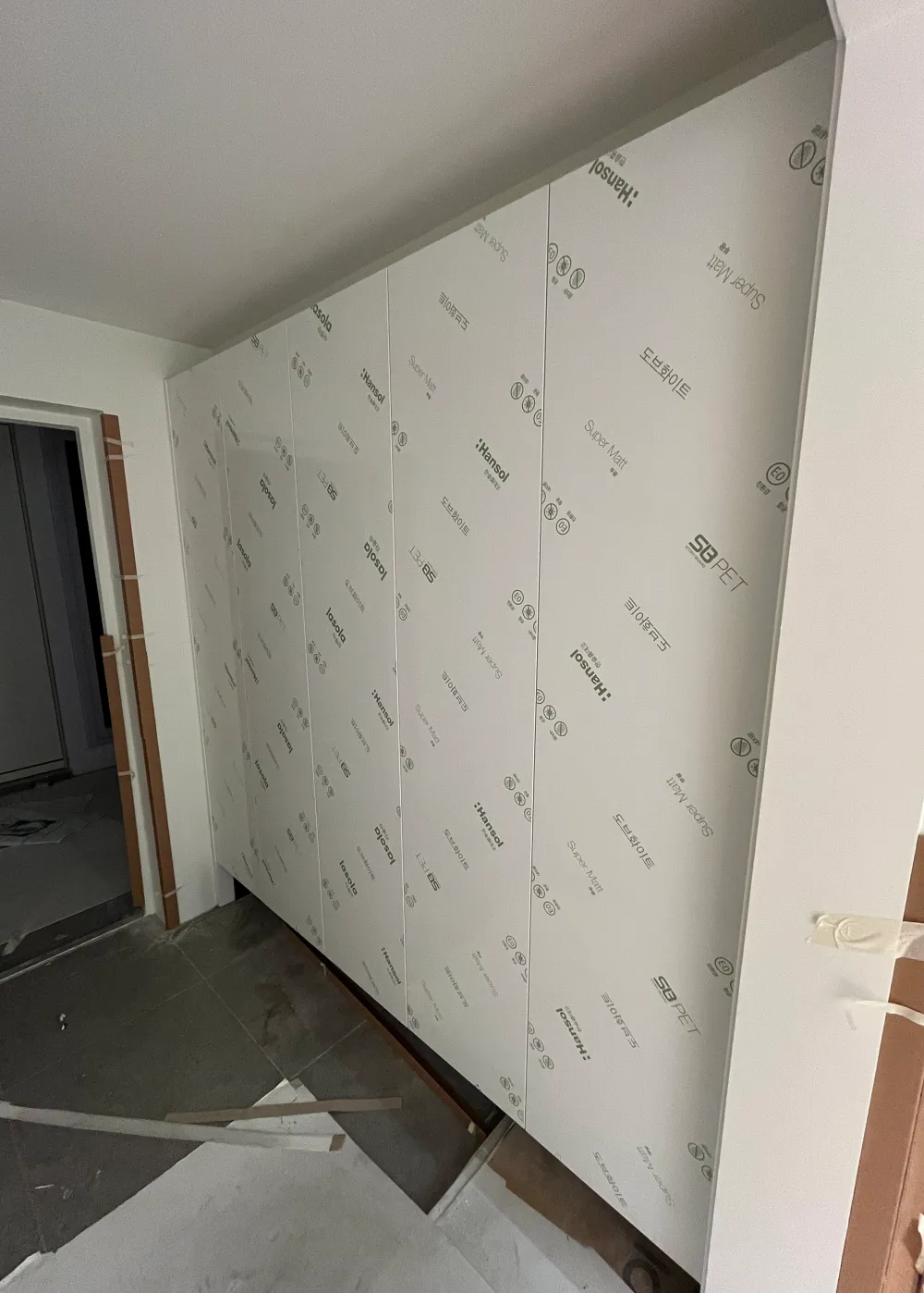 현관 신발장 시공 중