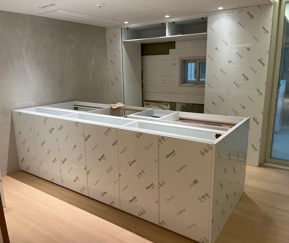 Read more about the article 도브화이트 싱크대·붙박이장·신발장 문짝시공 (양천구)