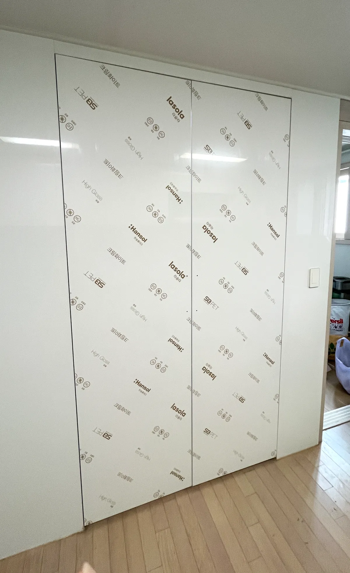 Read more about the article 크림화이트 여닫이 펜트리 문짝시공 (행신)