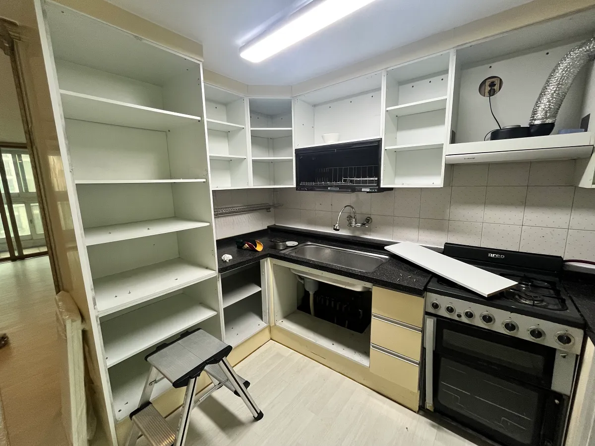 문짝 탈거 후 골조만 남은 시공 중 모습