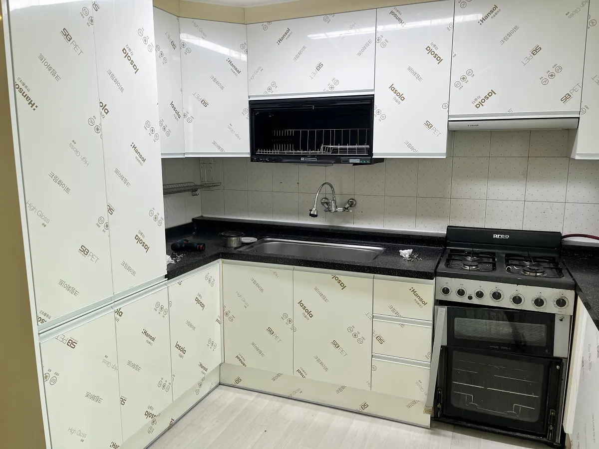 Read more about the article 크림화이트 유광 싱크대 문짝시공