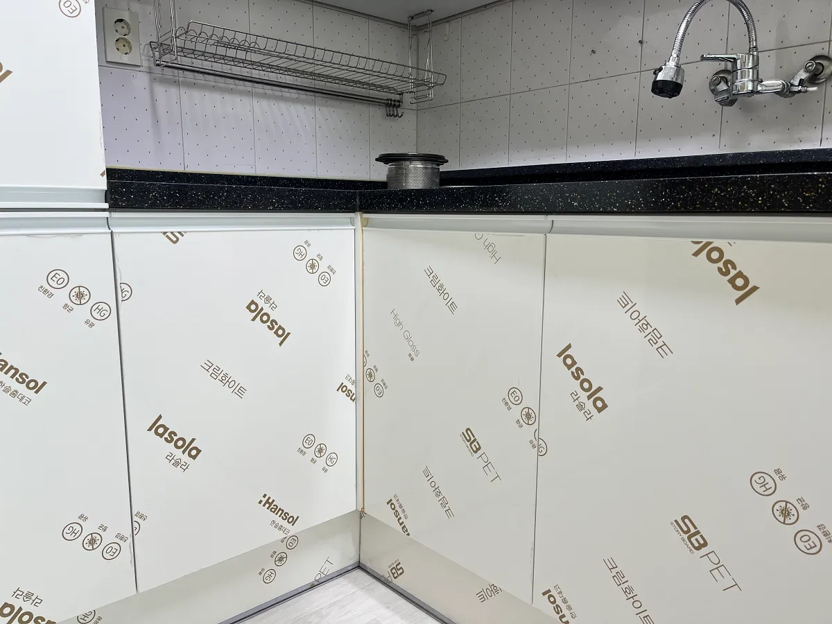 하부장 크림화이트 유광 문짝 클로즈업