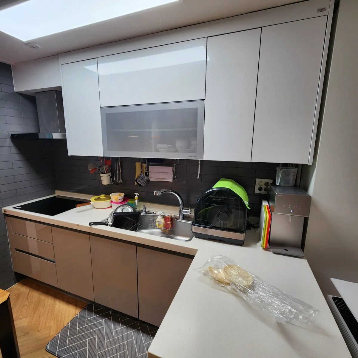 문짝 교체 전 - 다크 타일과 베이지 하부장