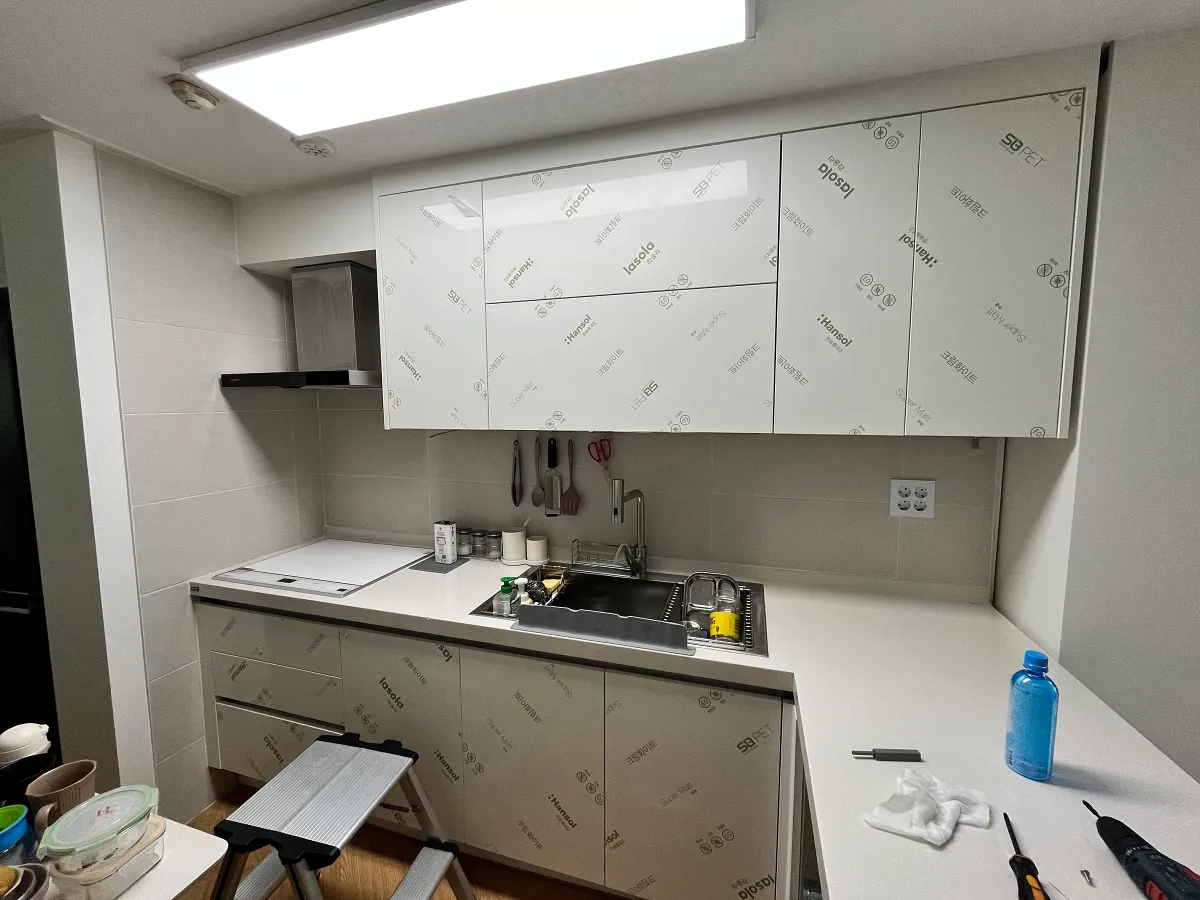 크림화이트 무광 문짝 부착 시공 중