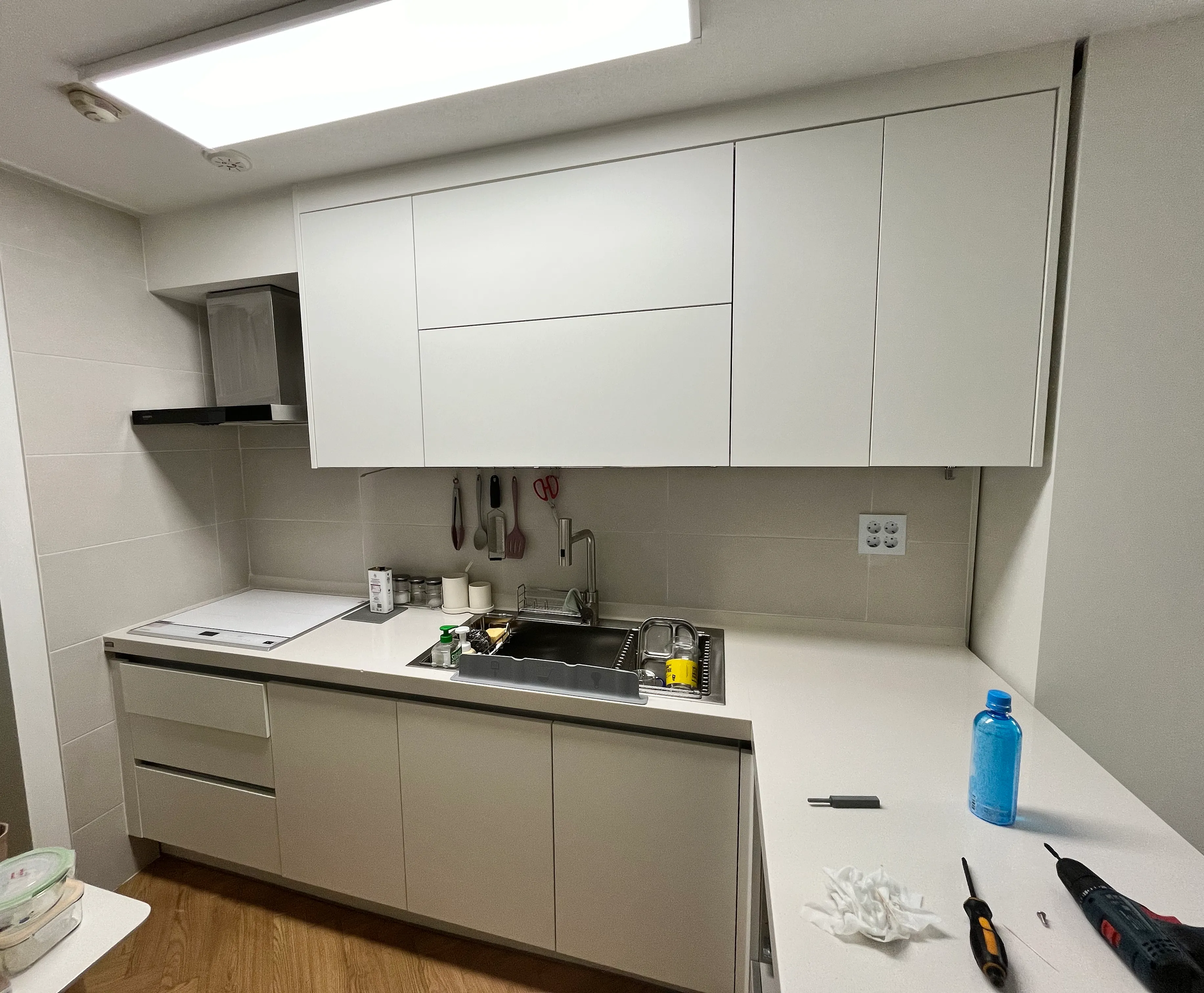 Read more about the article 크림화이트 유광 스마트바 싱크대 문짝시공 (인천)