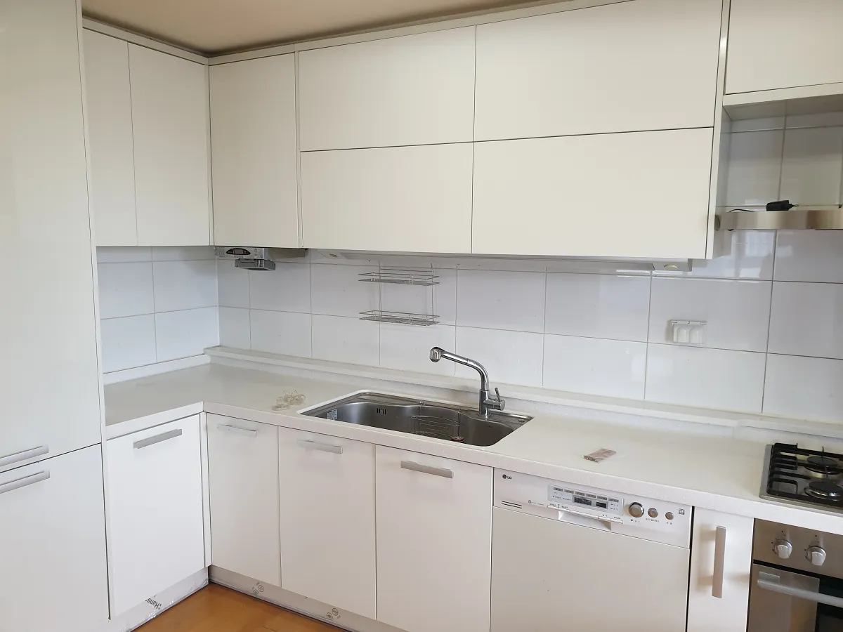 Read more about the article 크림화이트 무광 싱크대 문짝시공 (용산)