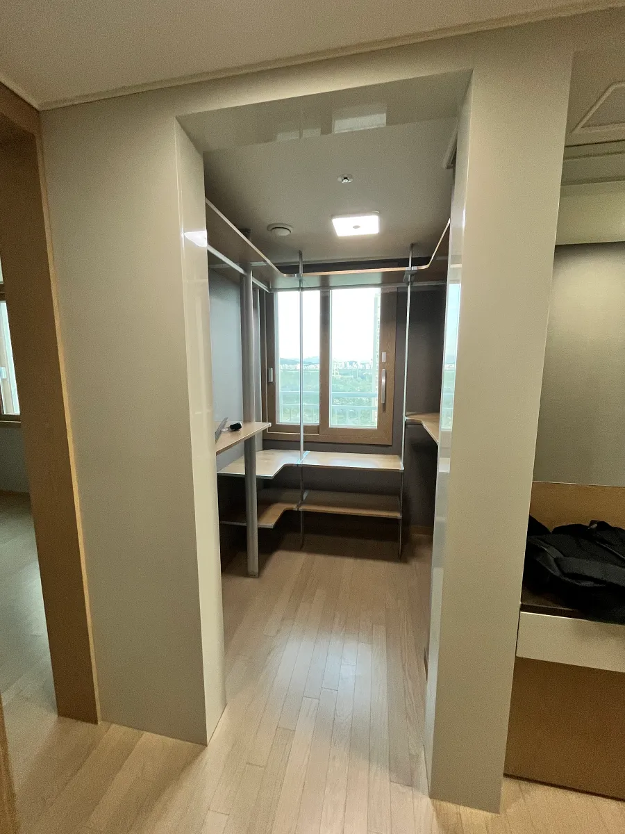 드레스룸 입구 - 문틀과 문짝이 없는 시공 전 모습