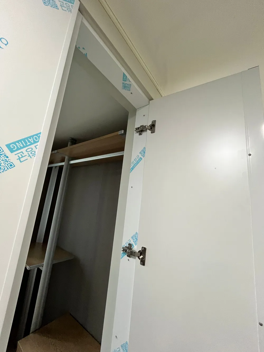 경첩 클로즈업 - 문틀과 문짝 연결 부위