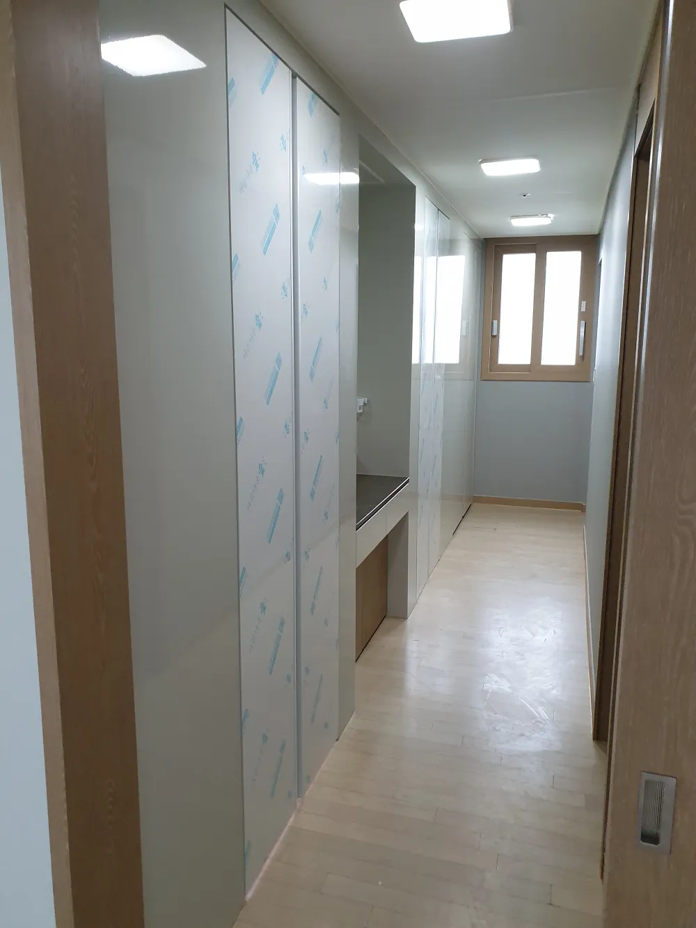 Read more about the article 드레스룸 문틀·문짝 신설 시공 (하남)