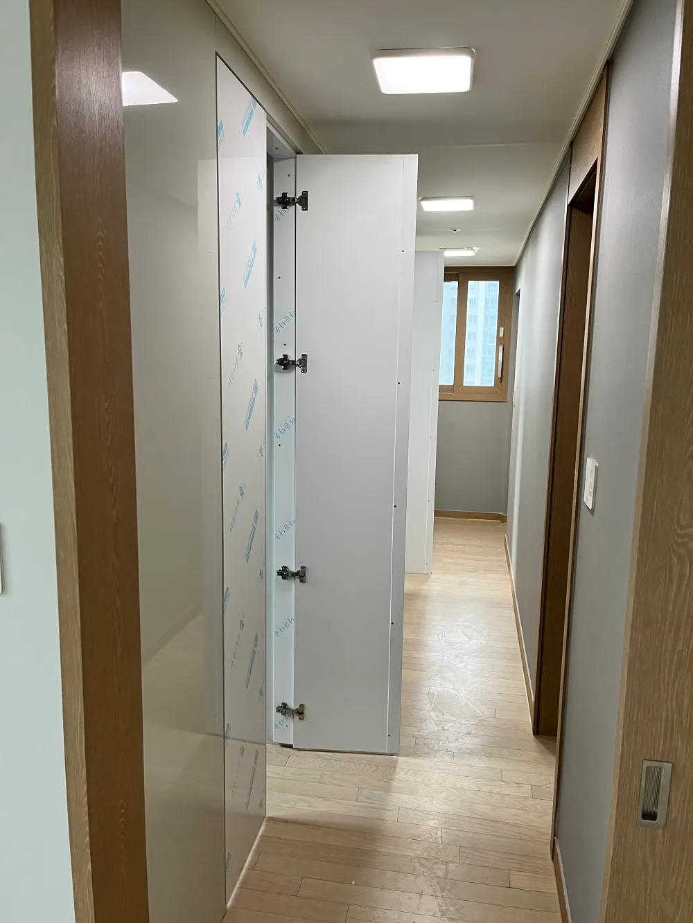 문짝 설치 중 - 복도 측면