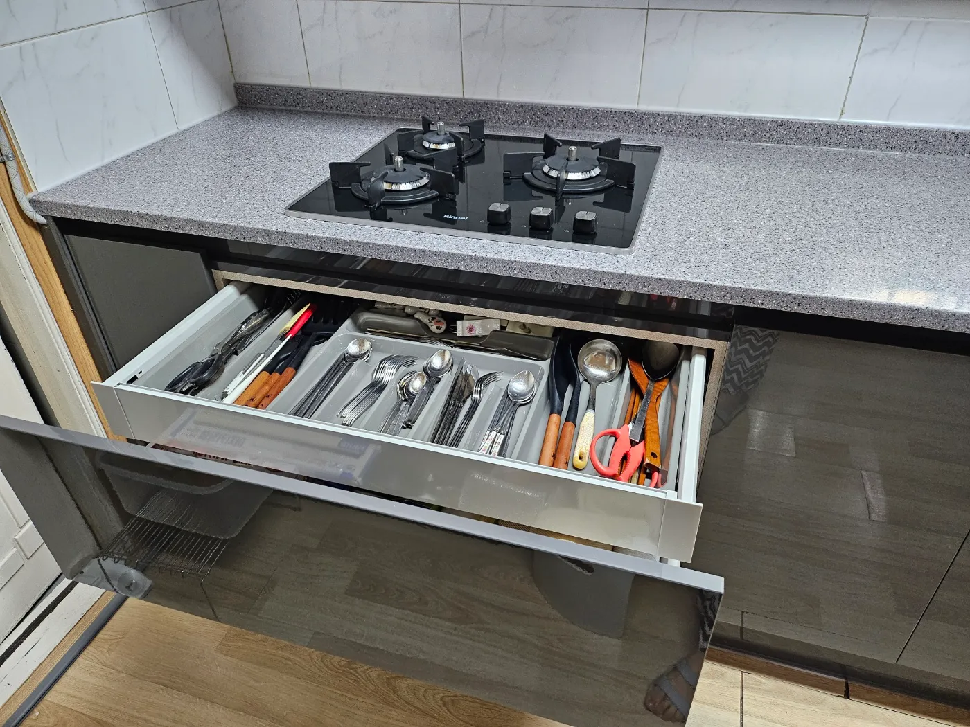 시스템 서랍 내부 - 수저트레이 구성