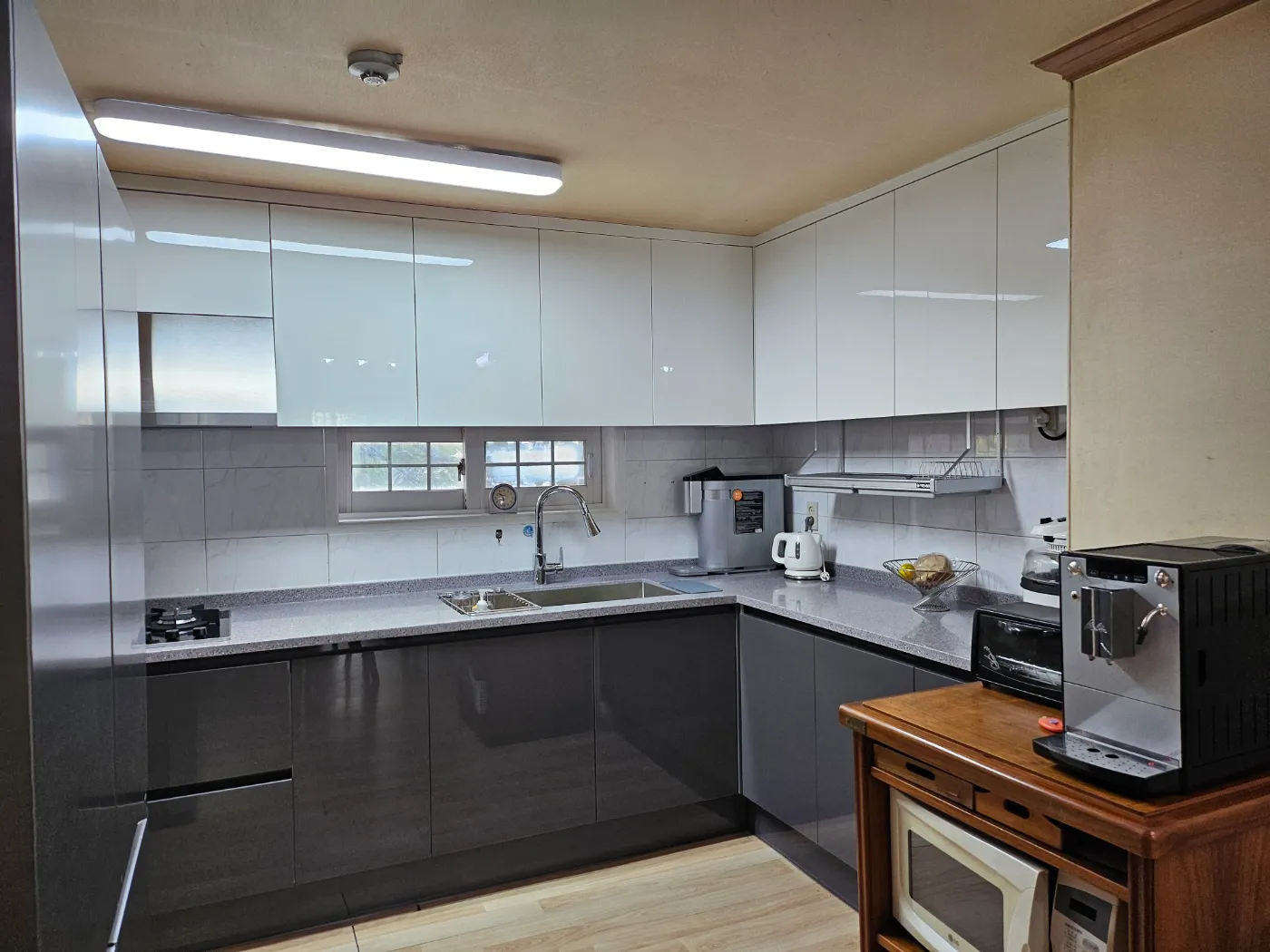 Read more about the article 크림화이트·다크그레이 유광 투톤 싱크대 시공 (금천구)