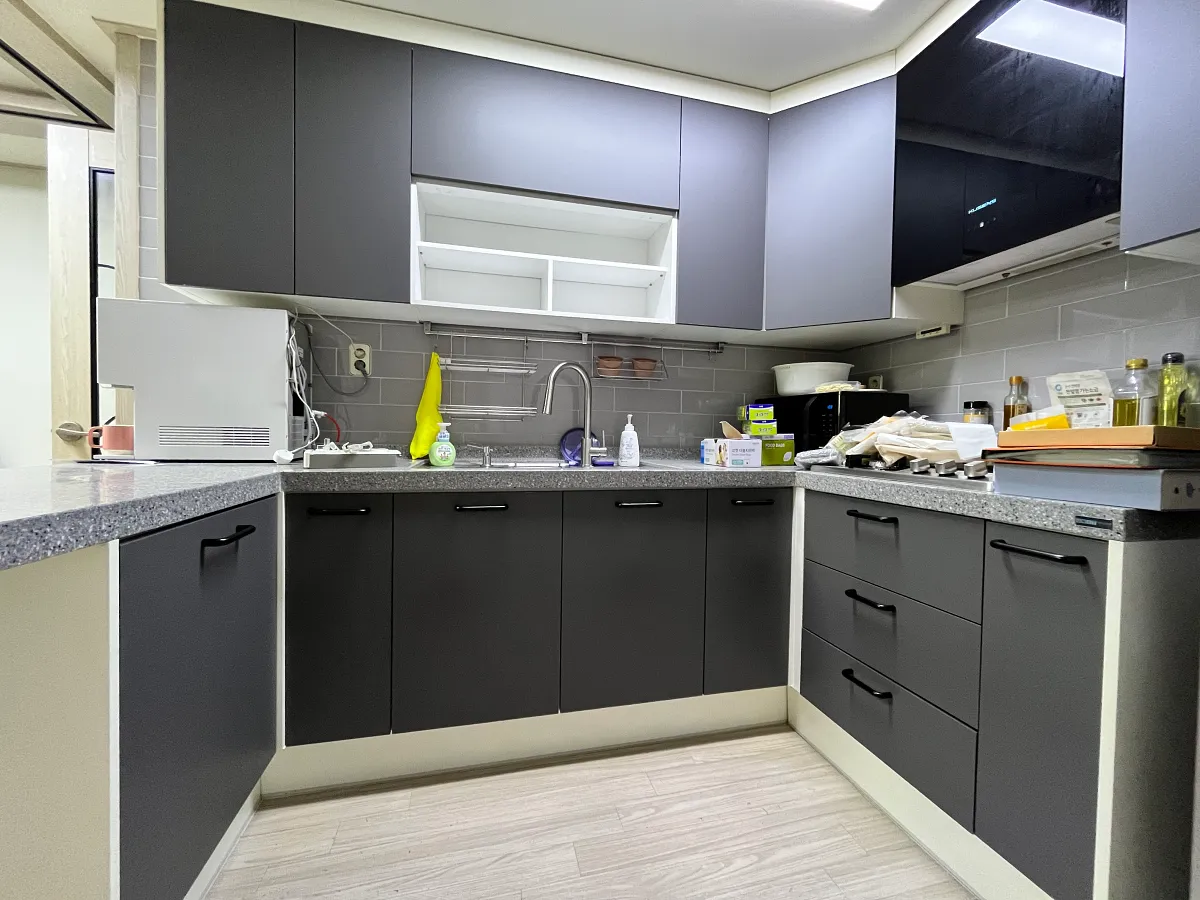 Read more about the article 필름 들뜸 싱크대 마이티그레이 문짝시공 (은평)