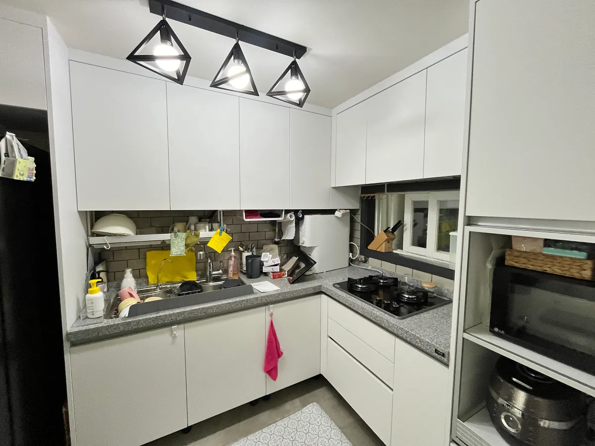 Read more about the article 도브화이트 싱크대·신발장·거울도어 문짝시공