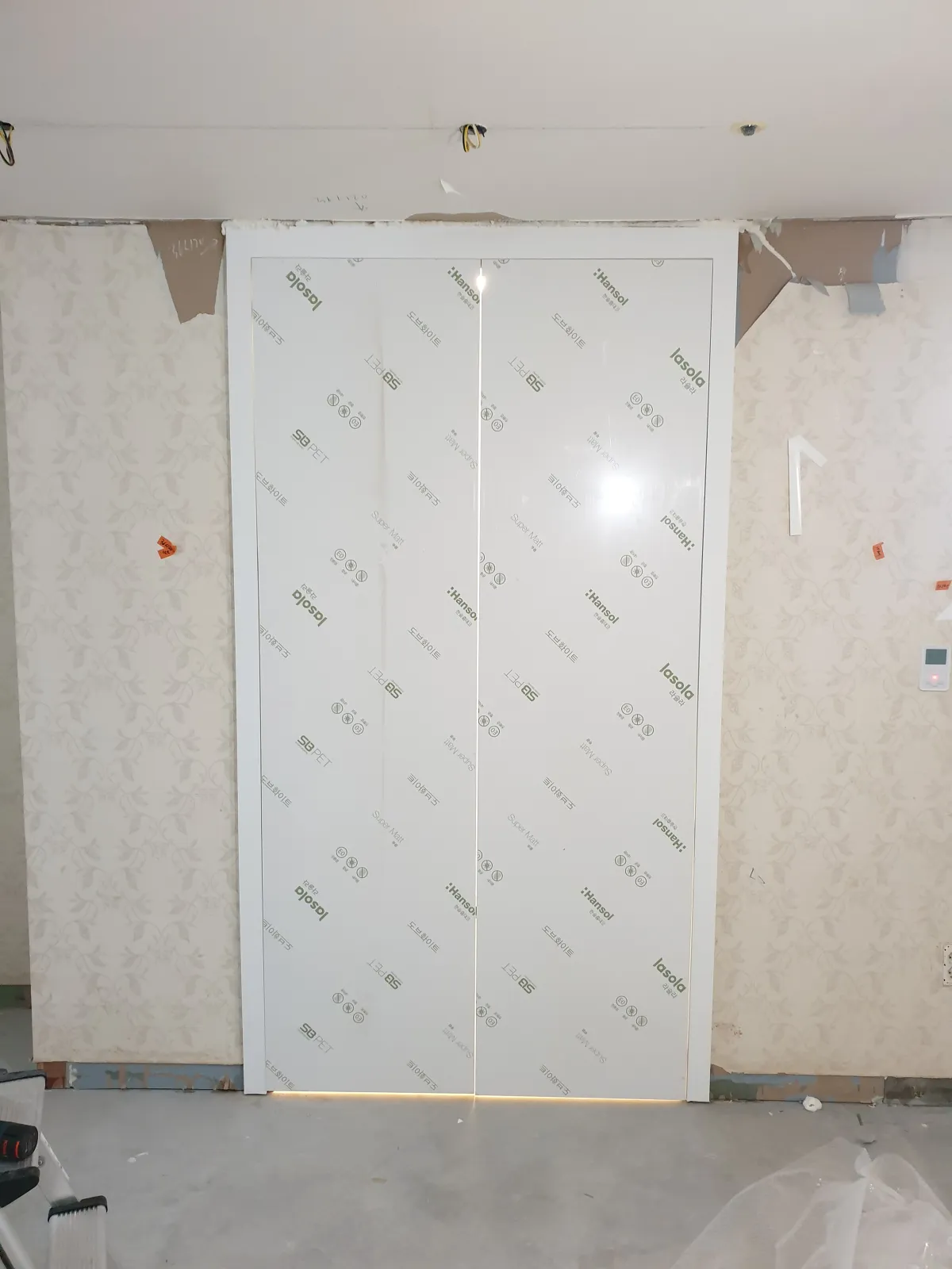 안방 팬트리 도어 교체 중