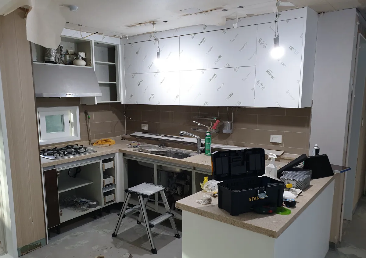 싱크대 도어 교체 중